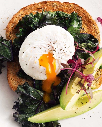Poached egg with wilted kale and avocado