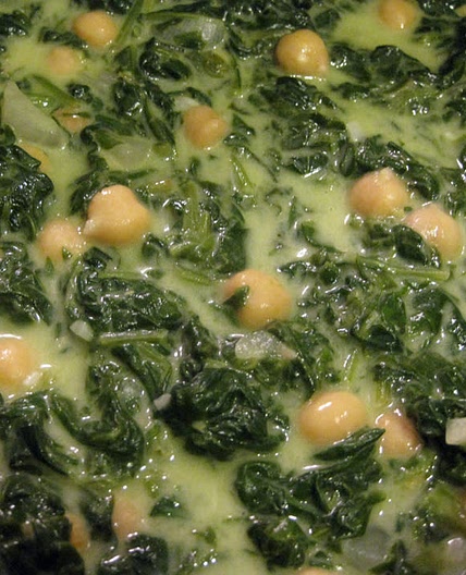 Creamy spinach with tofu, chickpeas and shrooms