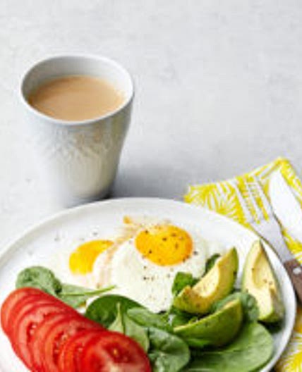 Simple low-carb breakfast with fried eggs and veggies