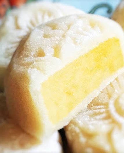 Snow Skin Custard Mooncake 奶皇冰皮月餅