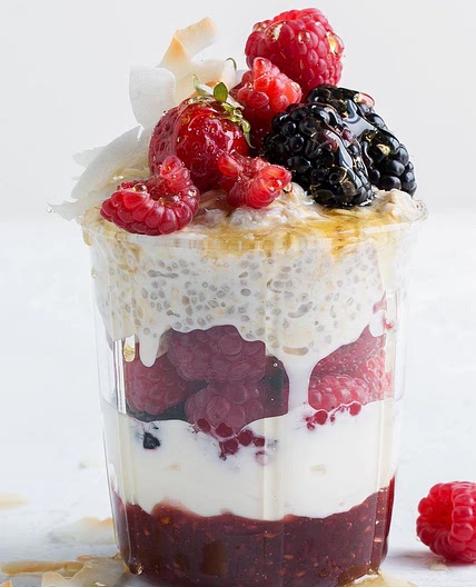 Berry overnight oats