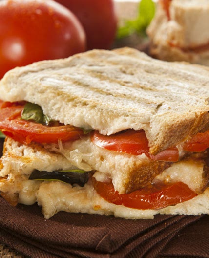 Panini maison au jambon, tomates et mozzarella