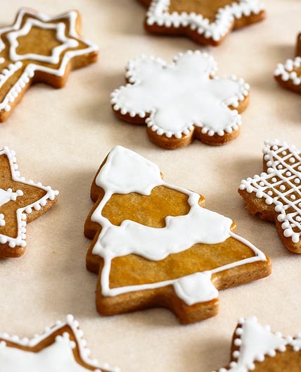 Simple Gingerbread Cookies