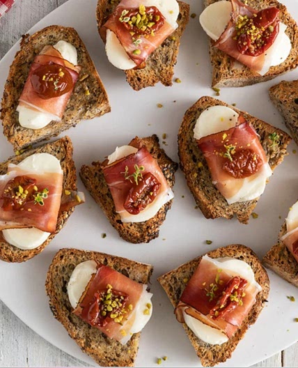 Pane tostato con speck e caprino