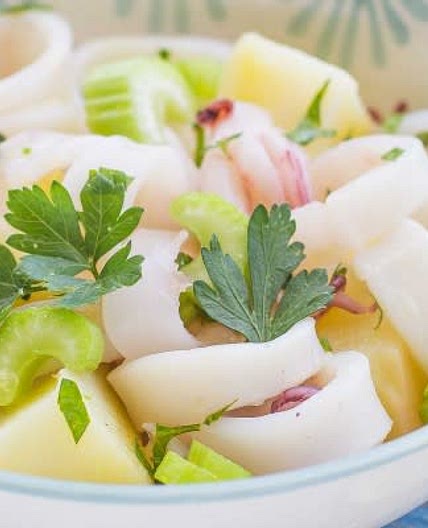 Insalata di calamari con patate zucchine cipolle