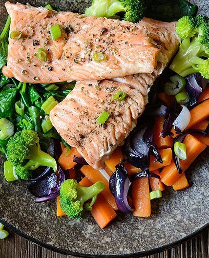 Salmone con verdure e crostini