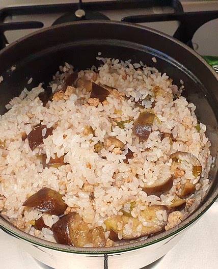 돼지고기가지솥밥