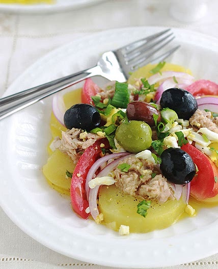 Salade de pommes de terre au thon et tomates