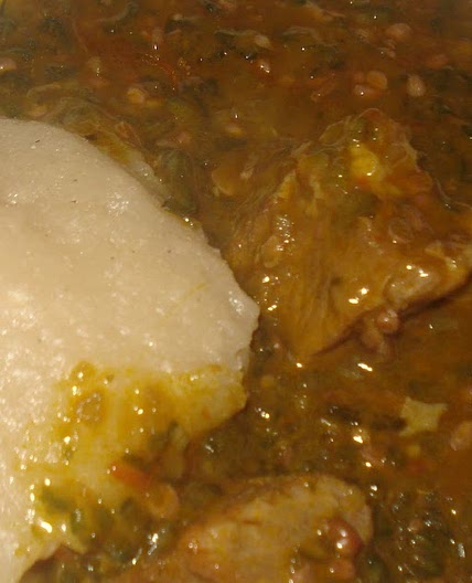 Gombo à la viande accompagné de couscous de manioc_ La Cuisine Camerounaise