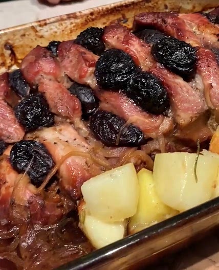 Свиная шея с черносливом в пиве и картошкой