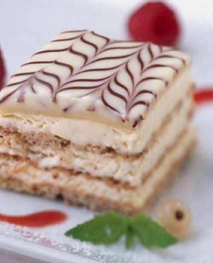 Esterházy-Parfait mit Waldbeeren
