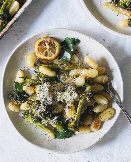 Gnocchi broccoli tray bake with lemon and cheese
