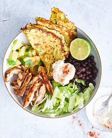Mexicaanse bowl met gegrilde kip, ananas & courgettetortilla