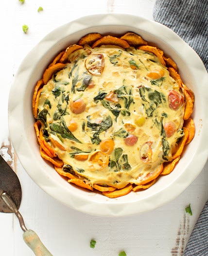 Easy vegan veggie quiche with sweet potato crust