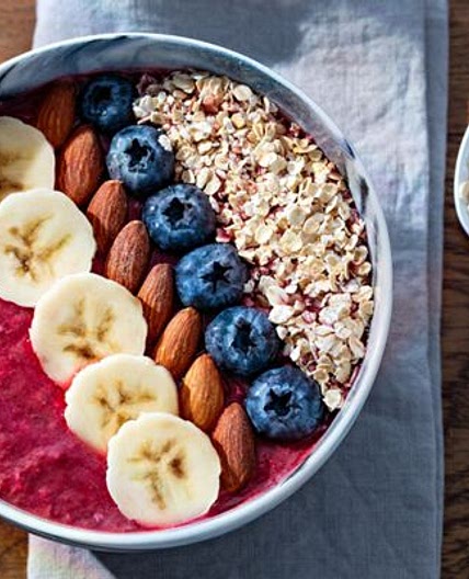 Smoothie bowl fruits et céréales