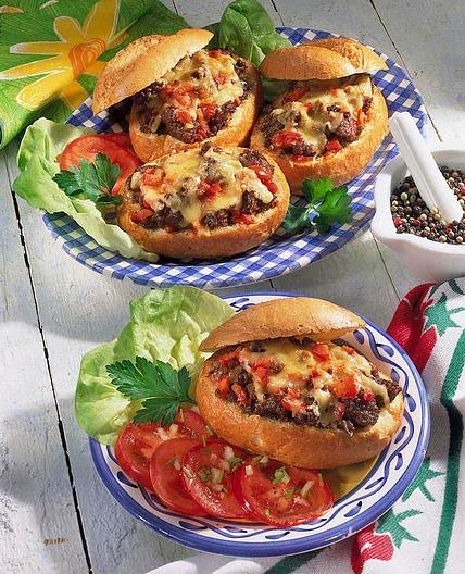 Gefüllte Mett-Brötchen