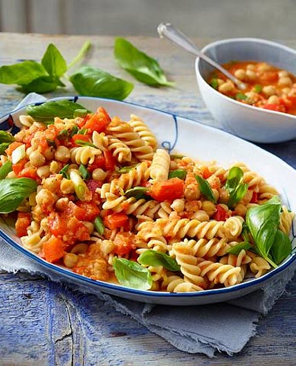 Pasta mit Paprika-Sugo und Kichererbsen