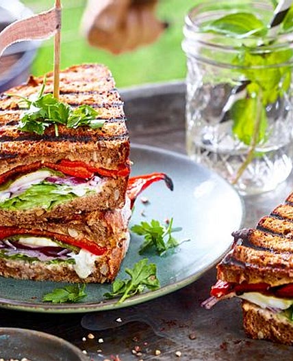 Sandwich-Turm mit Grillpaprika