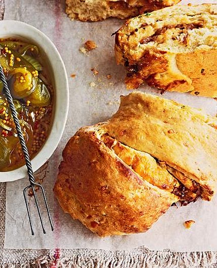 Pull-apart-Brot mit karamellisierten Zwiebeln