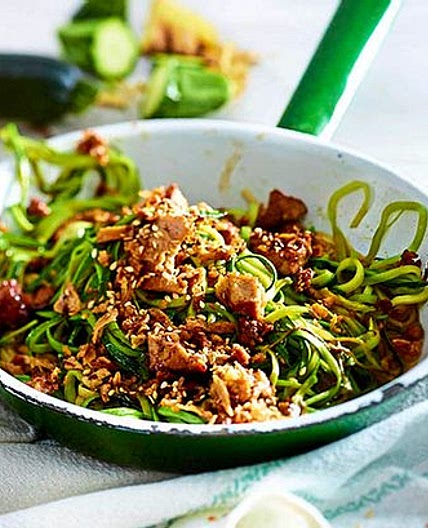 Kurz durchdrehen: Asia-Zoodles mit Brattofu
