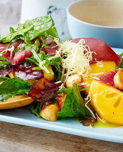 Kaki-Salat mit Bünder Fleisch und Macadamianüssen