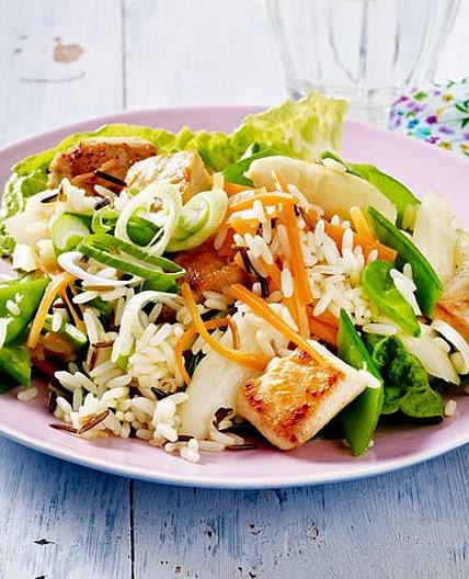 Frühlings-Reissalat mit Hähnchen und fruchtigem Dressing