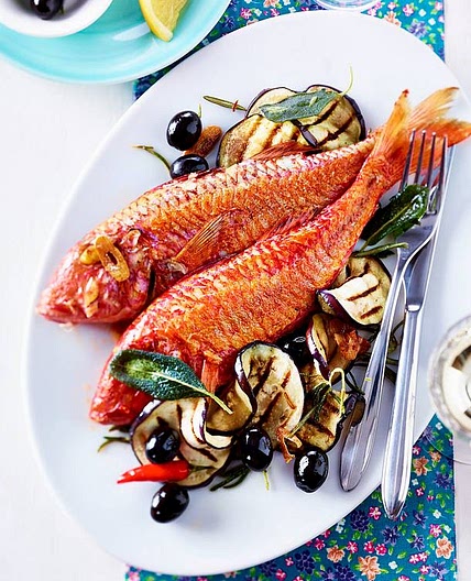 Im Ofen gebackene Rotbarben mit gegrillter Aubergine