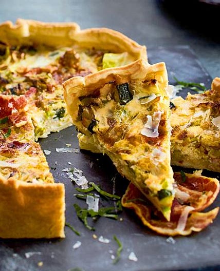 Carbonara-Quiche mit Spitzkohl und Zucchini