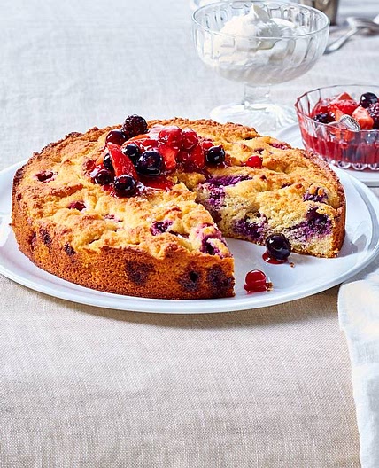 Fluffiger Mandelkuchen mit Beeren (glutenfrei)