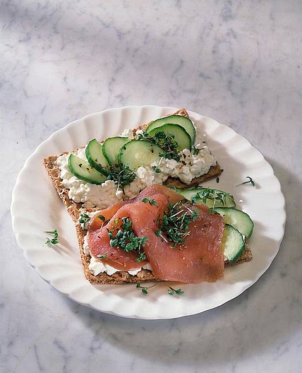 Knäckebrot mit Frischkäse und Lachsschinken