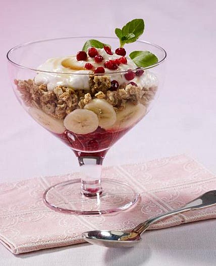 Knuspermüsli mit Banane, Preiselbeeren und Quark