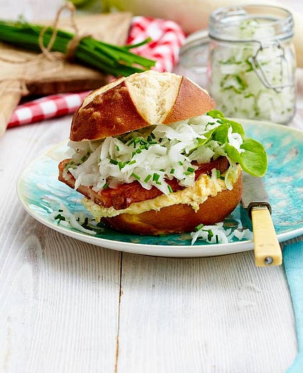 Fleischkäse-Burger mit Rettich und Obatzda