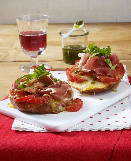 Laugenbrötchen-Croque mit Parmaschinken & Pesto