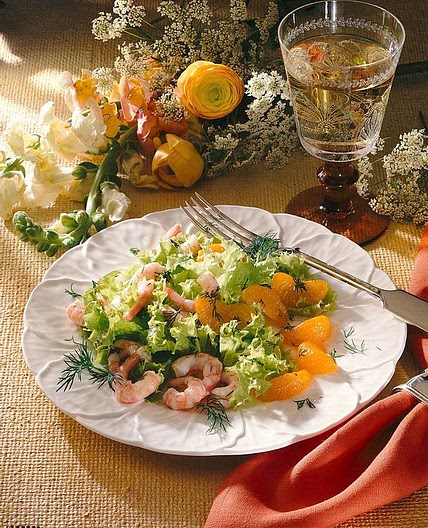 Blattsalat mit Krabben und Mandarinen