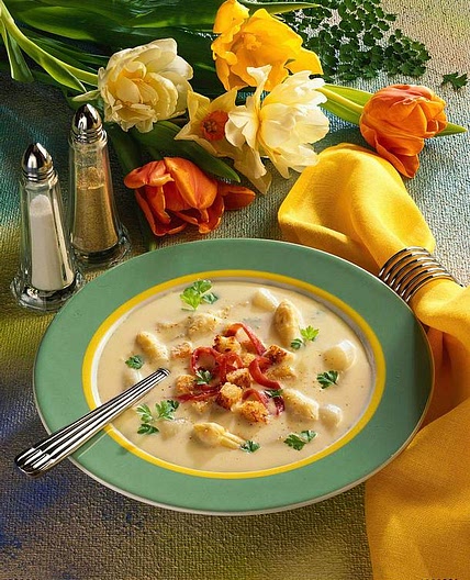 Spargelcremesuppe mit Brotwürfel und Schinken