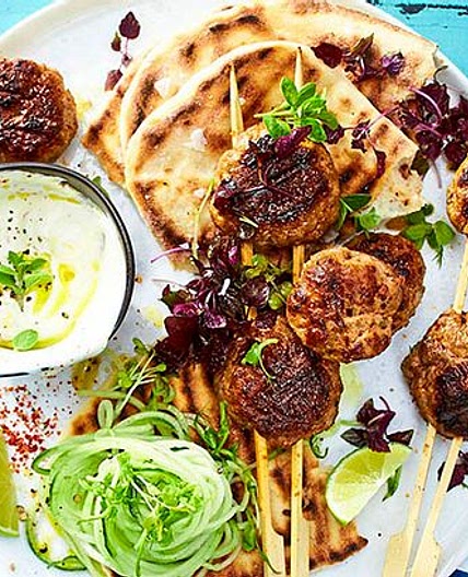 Heißer Grill-Imbiss: Frikadellen am Spieß