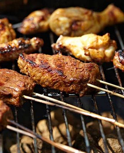 Steak-Spieße in Bier-Marinade mit grüner Chili-Soße^