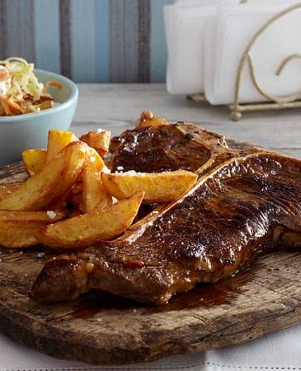 Knoblauch-Bier-Steak mit Kartoffelstäbchen und Cole Slaw