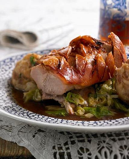 Spanferkelrücken mit Biersoße und Breznknödel