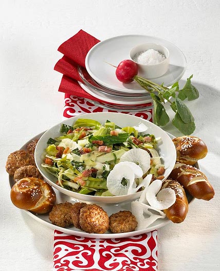 Bayrisch-Kraut-Salat mit Mini-Buletten
