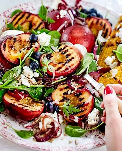 „Just Wanna Have Sun“-Salat mit Pfirsich und Mais vom Grill