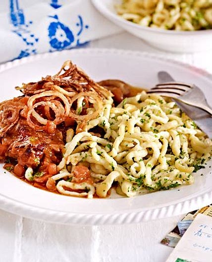 Butterspätzle zu Zwiebel-Rostbraten