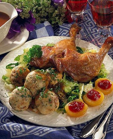 Brezel-Knödel zu Entenkeulen