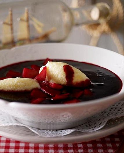 Fliederbeersuppe mit Grießklößchen