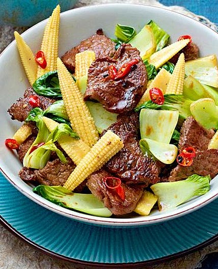 Hüftsteak-Paksoi-Wok mit Maiskölbchen