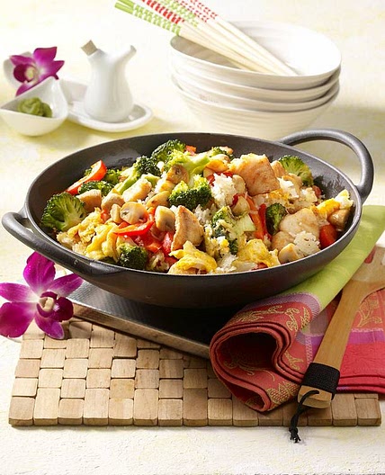 Gemüse-Bratreis und Seelachs aus dem Wok