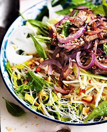 Vietnamesische Bowl mit Reisnudeln und Rind