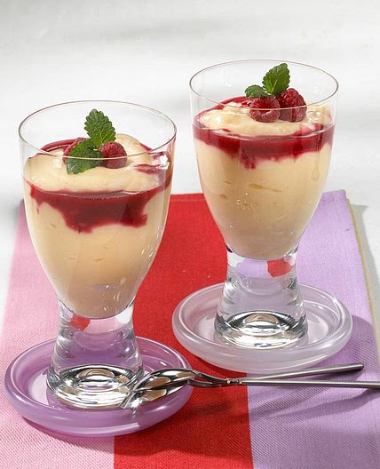 Berliner Luft (Weinschaumcreme mit Himbeersoße)