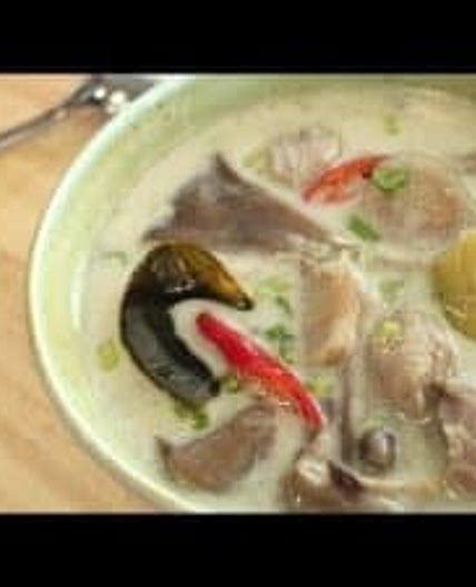 Tom Ka Gai ต้มข่าไก่ (coconut chicken soup)