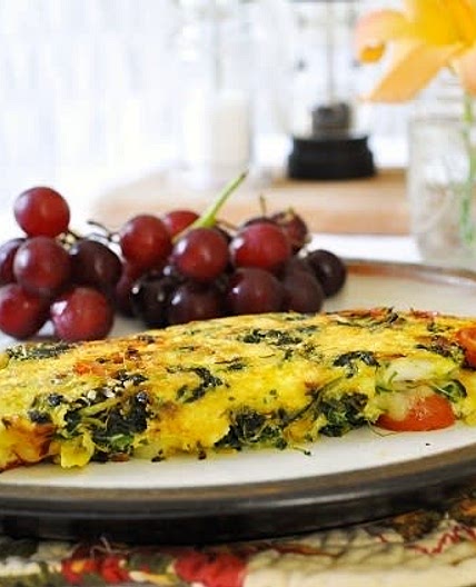 Omelet with spinach, mushrooms and peppers